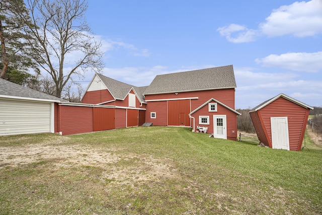 view of yard featuring an outbuilding