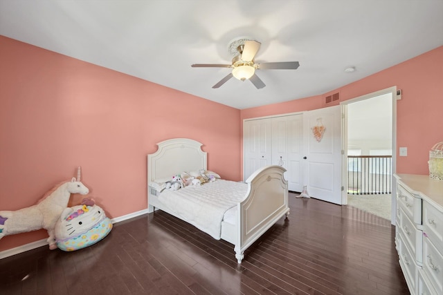 bedroom with visible vents, a ceiling fan, dark wood-style floors, and a closet