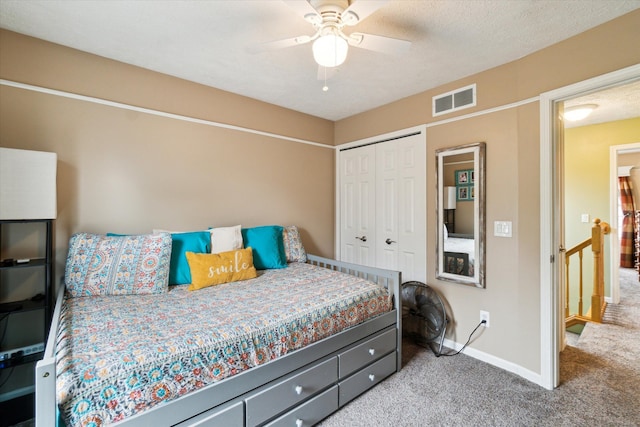 bedroom featuring visible vents, carpet flooring, baseboards, and a closet