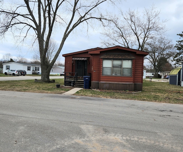 view of front facade featuring a front lawn