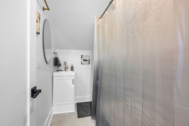 full bathroom featuring tile patterned flooring, baseboards, a sink, and a shower with curtain