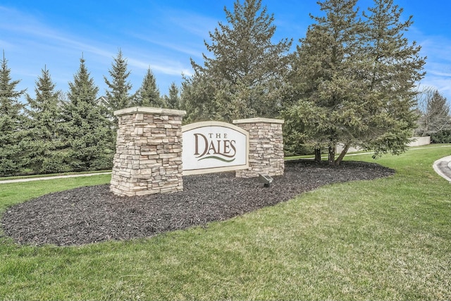 community / neighborhood sign with a yard