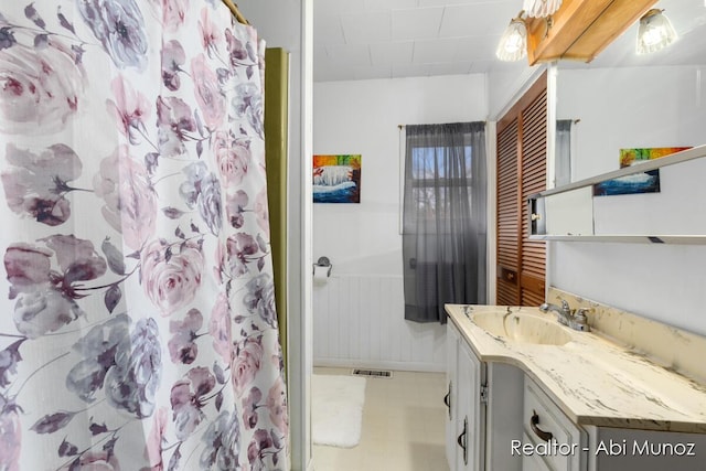 full bath with curtained shower and vanity