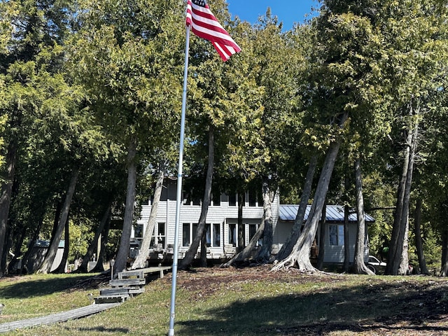 view of front of home with a front lawn