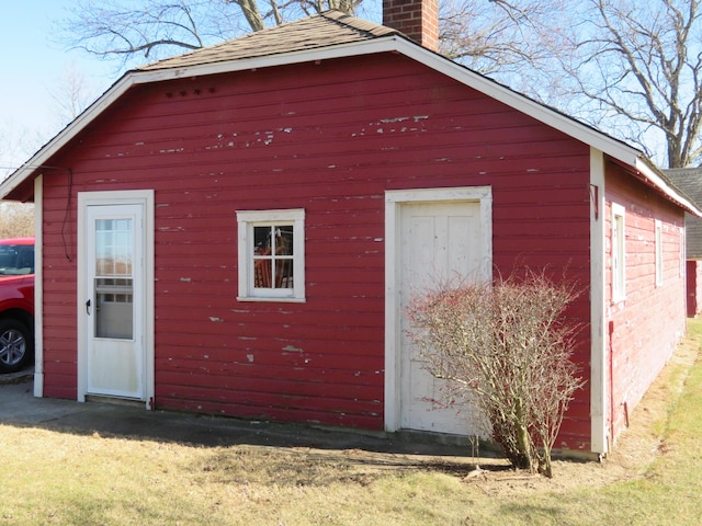 view of outdoor structure with an outbuilding