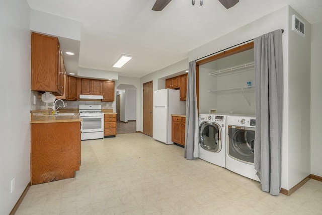 clothes washing area with light floors, separate washer and dryer, a ceiling fan, visible vents, and baseboards