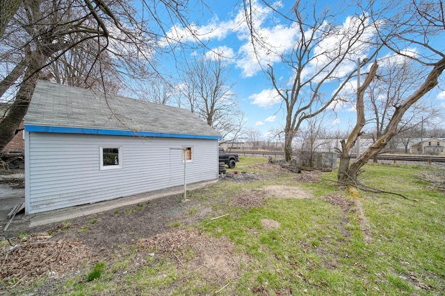 view of yard with an outdoor structure