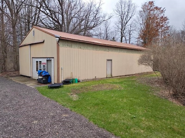 view of pole building featuring a lawn