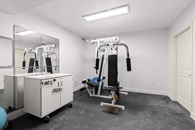 exercise room featuring baseboards