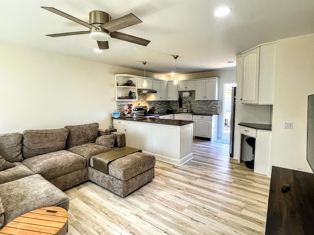 living room with recessed lighting, light wood finished floors, and ceiling fan
