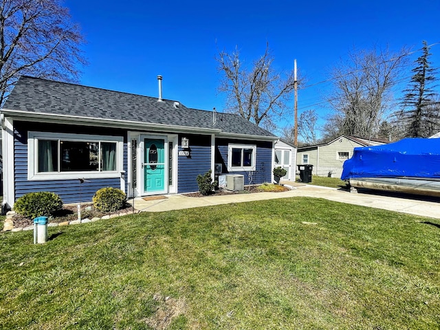 view of front of house featuring roof with shingles and a front yard