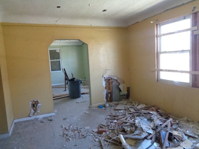 7538 Firwood St, Detroit, MI 48204 - empty room featuring arched walkways and a healthy amount of sunlight