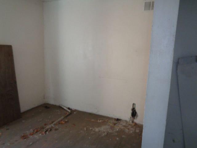 7538 Firwood St, Detroit, MI 48204 - empty room with visible vents
