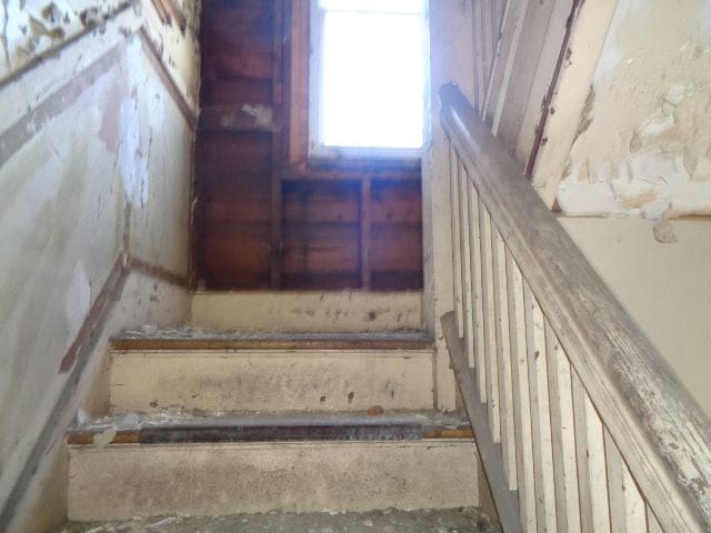 7538 Firwood St, Detroit, MI 48204 - view of staircase