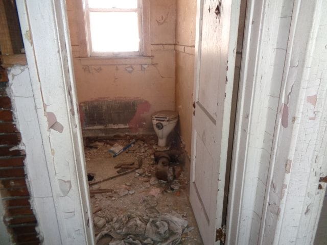 7538 Firwood St, Detroit, MI 48204 - bathroom featuring toilet
