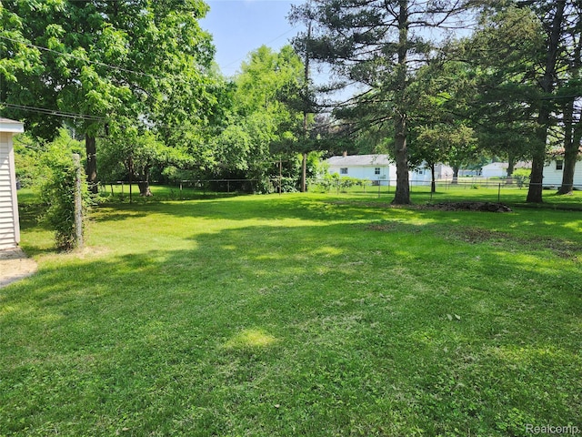 1260 Hira St, Waterford, MI 48328 - view of yard