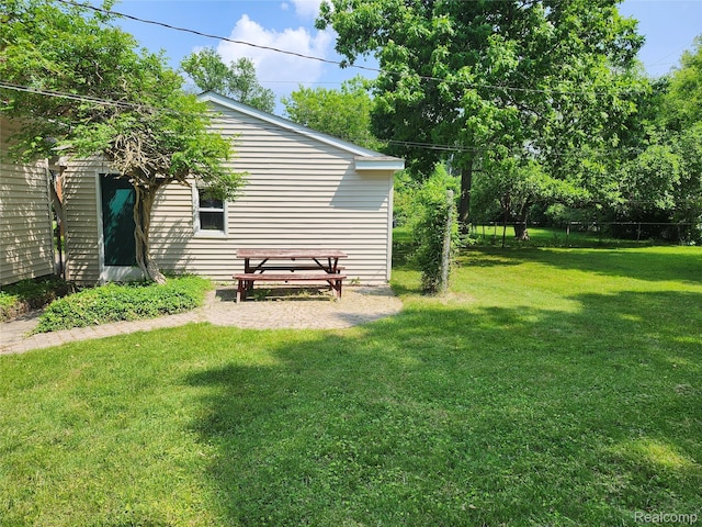 1260 Hira St, Waterford, MI 48328 - view of grassy yard