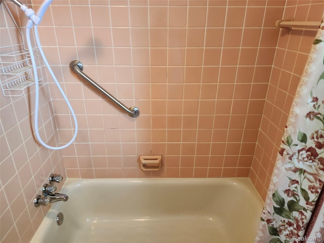 1260 Hira St, Waterford, MI 48328 - full bath with shower / bath combination with curtain