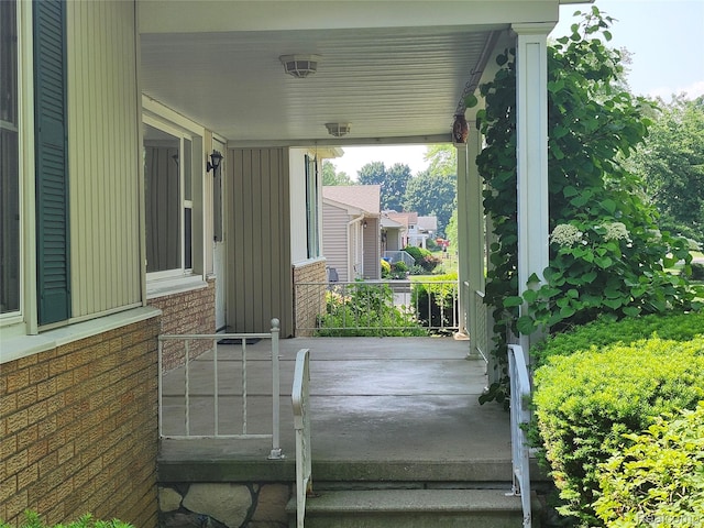 1260 Hira St, Waterford, MI 48328 - view of covered porch