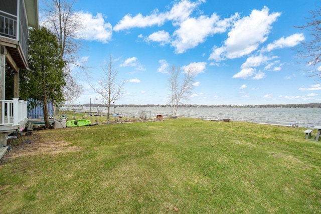 view of yard featuring a water view