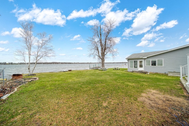 view of yard featuring a water view