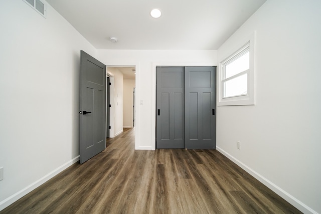 6522 Ellinwood Dr, White Lake, MI 48383 - unfurnished bedroom featuring a closet, baseboards, visible vents, dark wood-style flooring, and recessed lighting