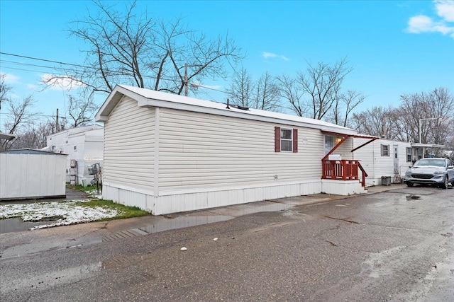 22600 Middlebelt Rd Lot F-28, Farmington Hills, MI 48336 - view of side of home with a storage shed and an outbuilding
