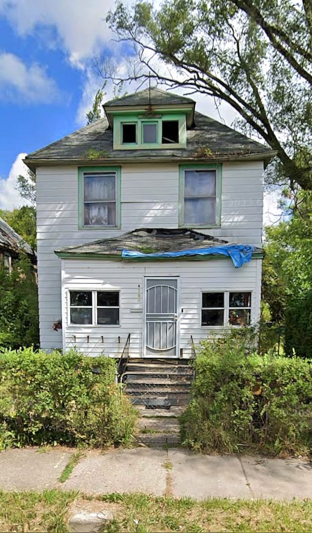 american foursquare style home featuring entry steps