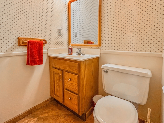 2126 Holly Tree Dr, Davison, MI 48423 - half bath featuring wallpapered walls, toilet, vanity, and baseboards
