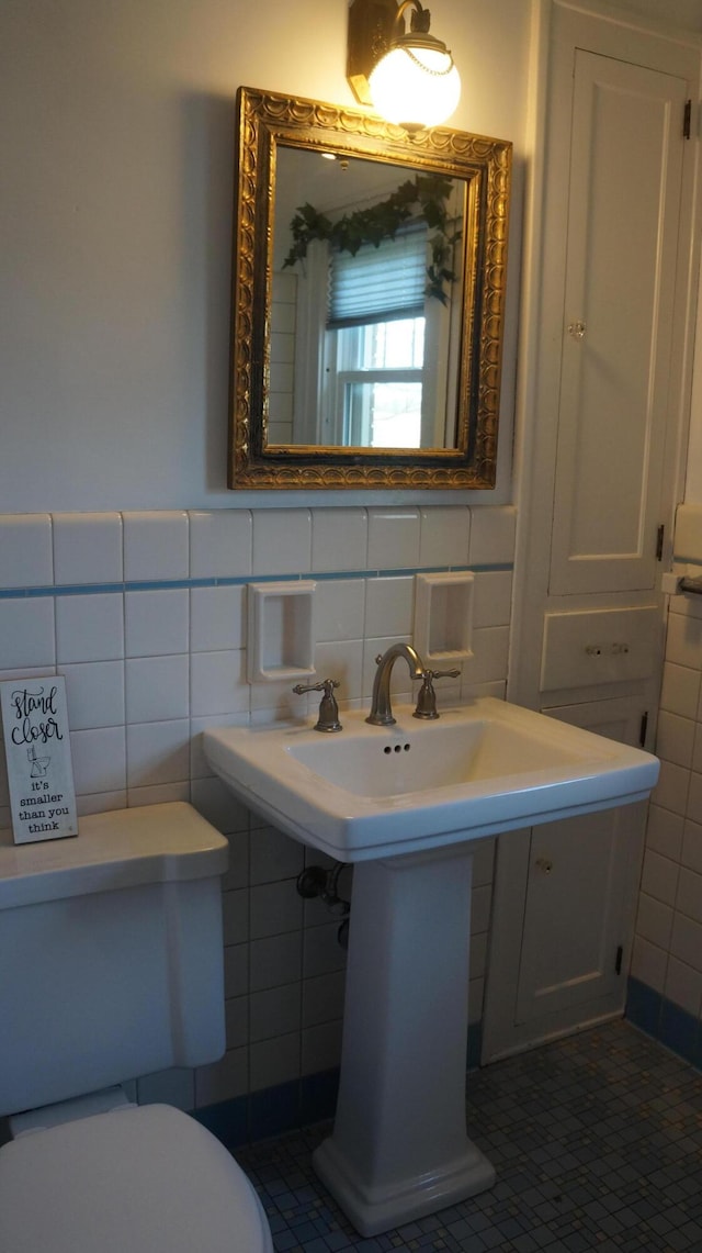 11340 Mccrone Rd, Milan, MI 48160 - bathroom featuring tile walls, toilet, and tile patterned flooring