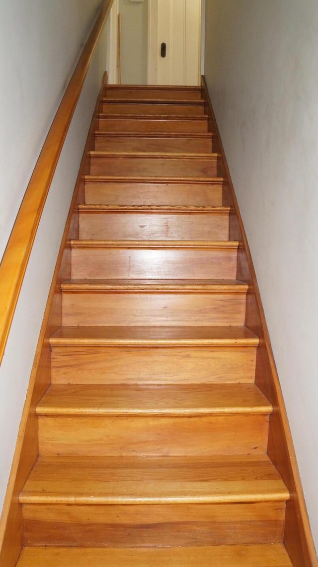 11340 Mccrone Rd, Milan, MI 48160 - view of staircase