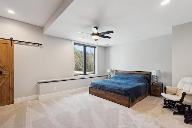 bedroom featuring recessed lighting, a barn door, ceiling fan, light carpet, and baseboards