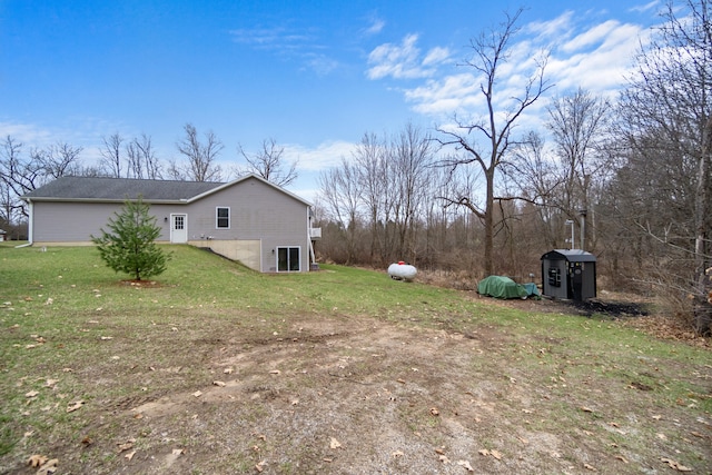 view of yard with an outbuilding and a storage unit