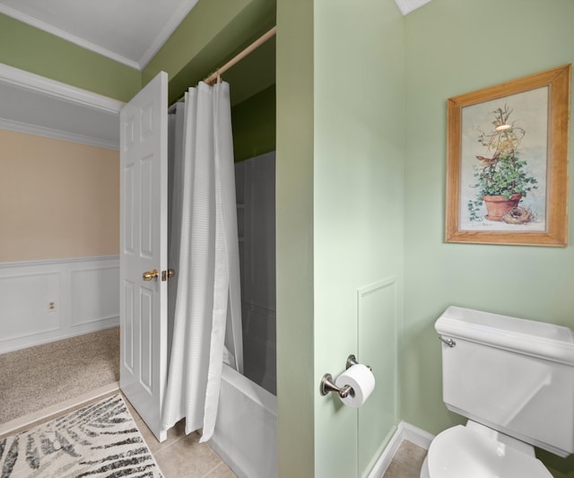 full bath featuring crown molding, toilet, and shower / bath combination with curtain