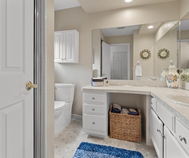 full bathroom featuring visible vents, vanity, toilet, baseboards, and recessed lighting