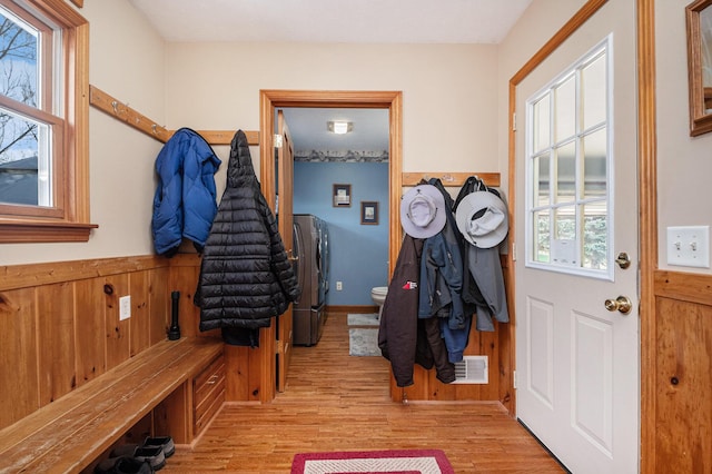 mudroom featuring visible vents, washing machine and clothes dryer, and light wood-style flooring
