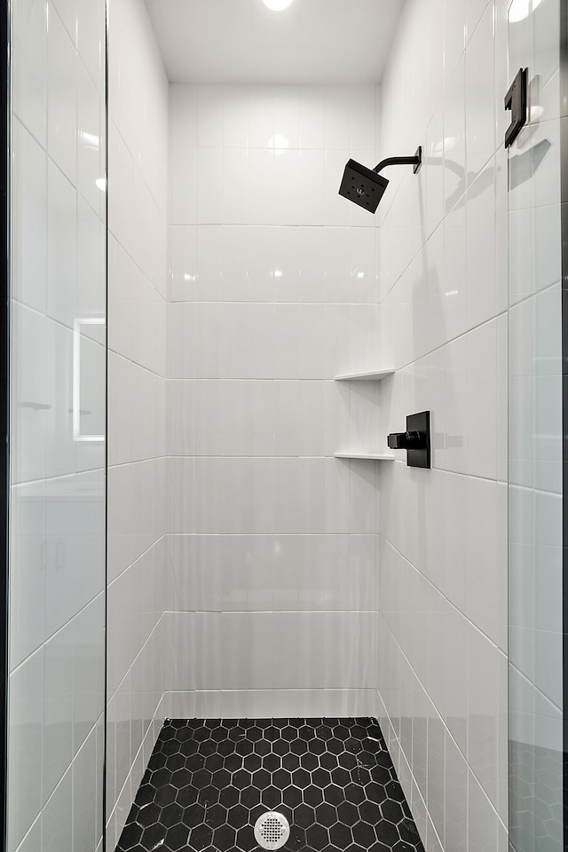 bathroom featuring tiled shower
