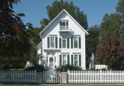 view of front of property featuring a fenced front yard