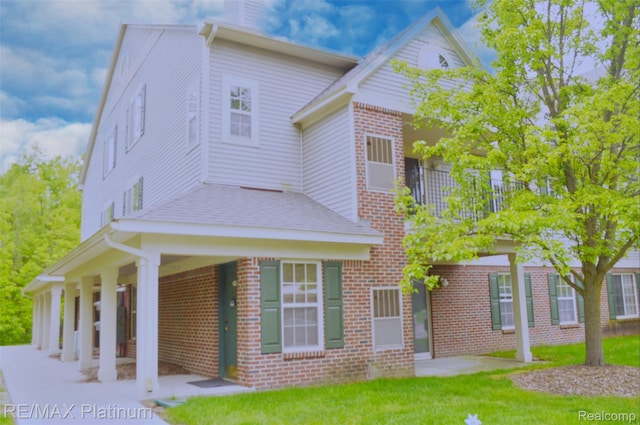 12201 Pinehurst Ln, Grand Blanc, MI 48439 - view of front of property with brick siding, a front lawn, and roof with shingles