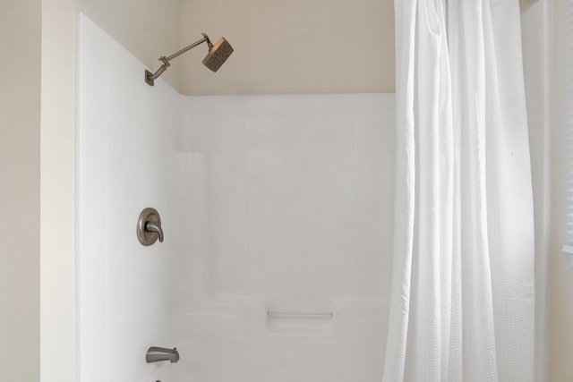 room details with shower / tub combo with curtain