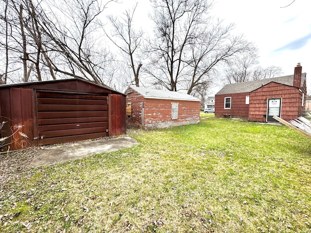 view of yard featuring an outdoor structure