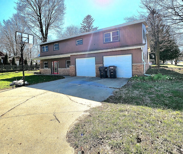 view of front of property with a front lawn, fence, and driveway