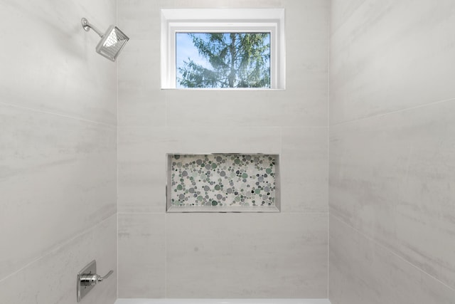 bathroom featuring tiled shower
