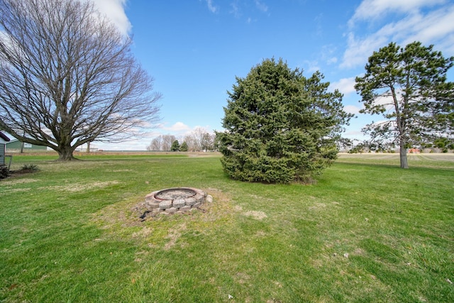 view of yard featuring a fire pit
