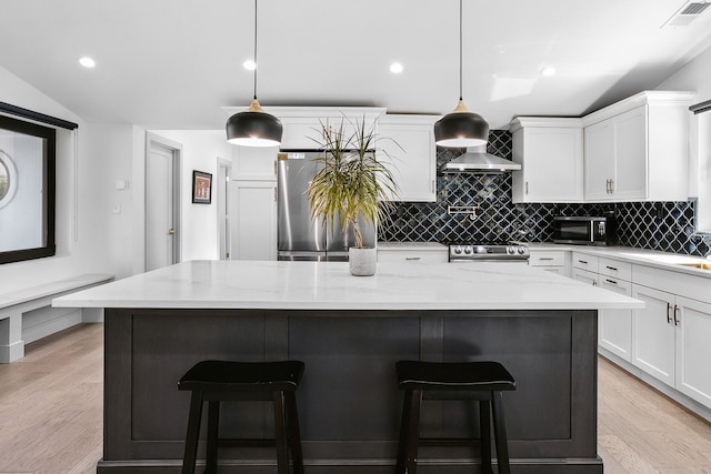 kitchen with tasteful backsplash, visible vents, electric stove, fridge, and vaulted ceiling