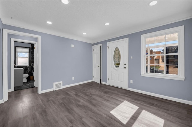 foyer featuring visible vents and baseboards