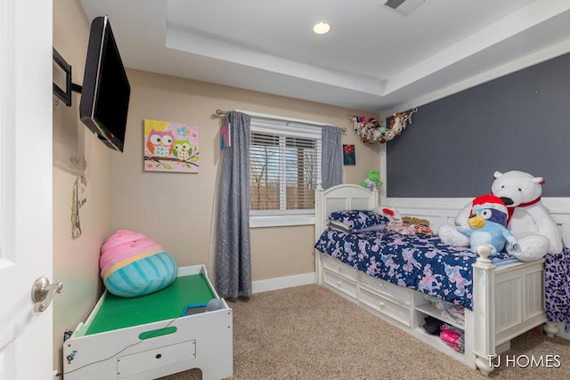 carpeted bedroom featuring recessed lighting, a tray ceiling, and baseboards