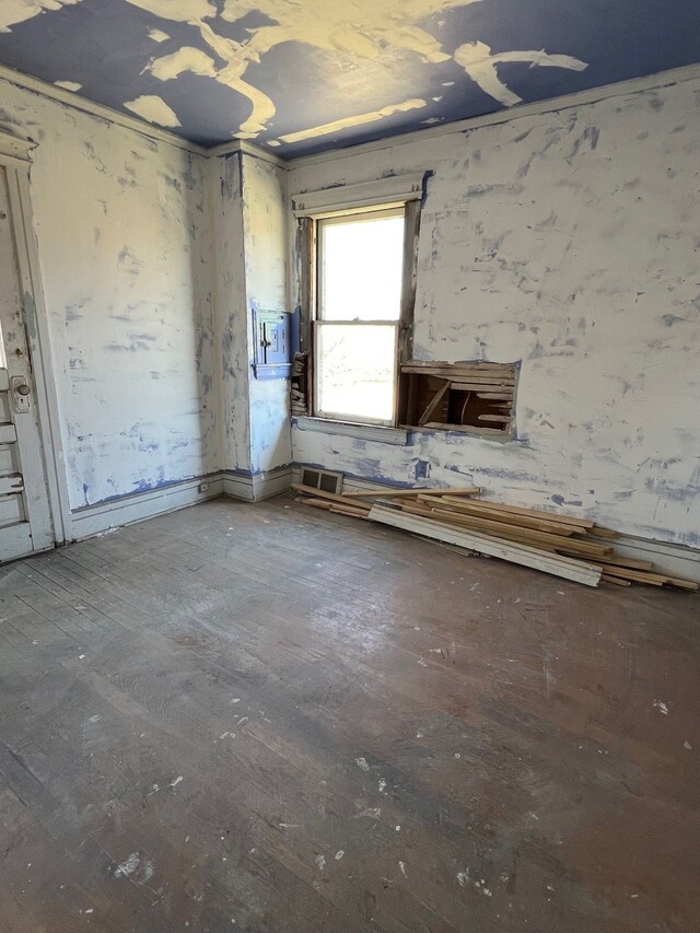190 W Buena Vista St, Highland Park, MI 48203 - unfurnished room featuring wood finished floors
