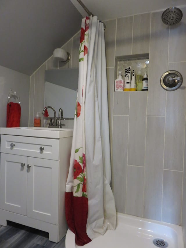 5900 Commerce Rd, West Bloomfield, MI 48324 - bathroom with a sink and tiled shower