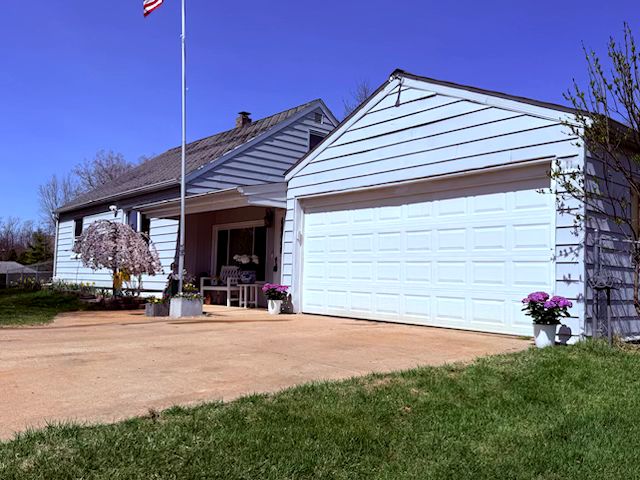 5900 Commerce Rd, West Bloomfield, MI 48324 - ranch-style house featuring a garage and driveway